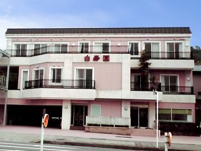 ピンクの外壁の建物外観