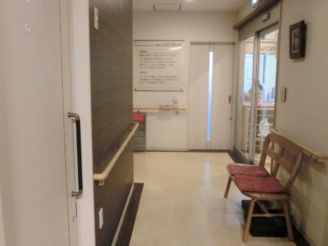廊下とトイレの看板 館内 清潔感に満ちた通路の様子です。トイレへの案内も視認しやすく、快適な動線が確保されています。