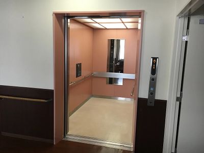 バリアフリーのエレベーター入口