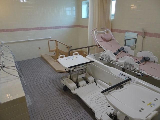 バリアフリーの浴室設備 浴室 リフト付きで安全に配慮された、使い勝手の良い浴室です。心地良いお風呂の時間をサポートします。