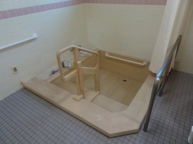 バリアフリーの浴室設備 浴室 手すり付きの浴室は、安全に気を配りながら快適にご利用いただける設計です。サポートを要する方も安心してお使いいただけます。