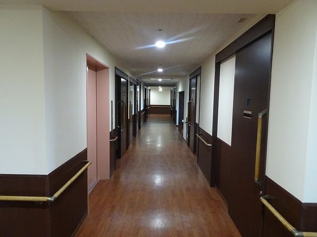 清潔感のある廊下 通路 手すりが設置されたきれいで広い通路です。働く上で、快適な移動が実現できる環境が整っています。