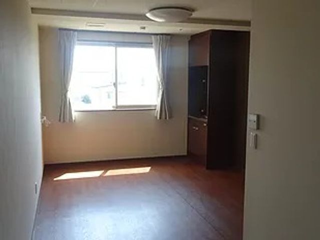 日当たりの良い明るい居室 居室 ゆとりのある空間の居室で、窓からは自然な光がたっぷりと差し込んでおり、快適な個人の時間を提供しています。