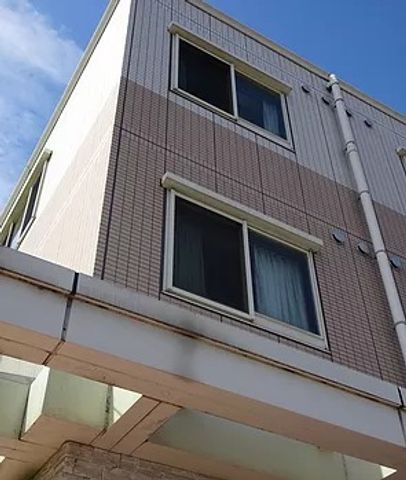 建物外観の近景 外観 ゆとりのある建築設計が印象的な施設外観です。清潔感のある外壁と大きな窓が開放的な環境を演出しています。