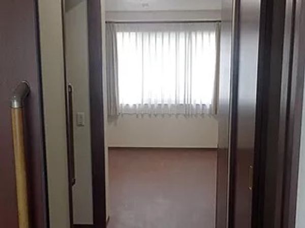 廊下とエレベーター入口