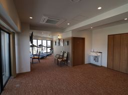 広々とした明るいラウンジ