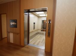 清潔感のある木目調エレベーター