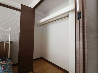 木目調の洋室のクローゼット