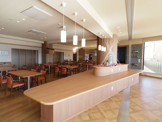 広々とした明るい食堂