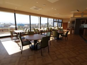 明るい食堂の昼間
