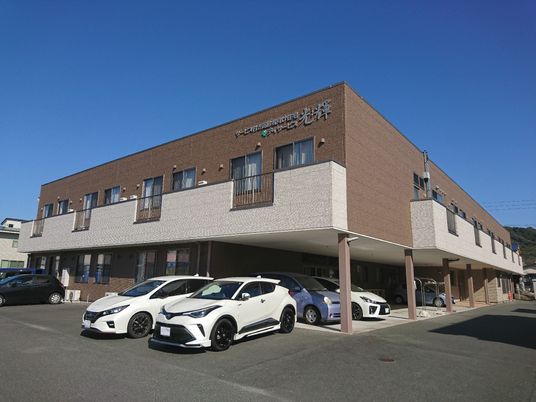 日差しの中のモダンな建物外観