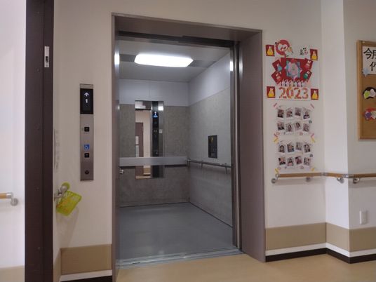 快適な職場のエレベーター前