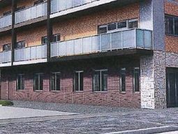 施設の外観とエントランス