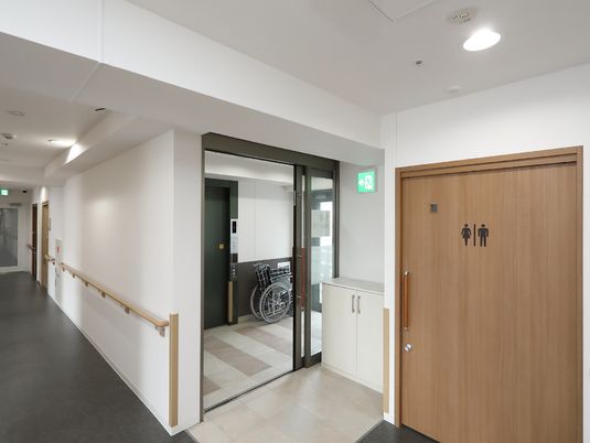 清潔な廊下とトイレの扉