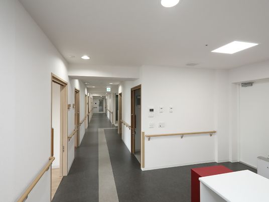 廊下は明るく清潔感があり、利用しやすい雰囲気になっている。道幅も広く壁には手すりが設置されているので、安全に利用することができる。