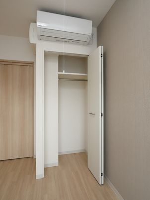 シンプルな洋室のクローゼット