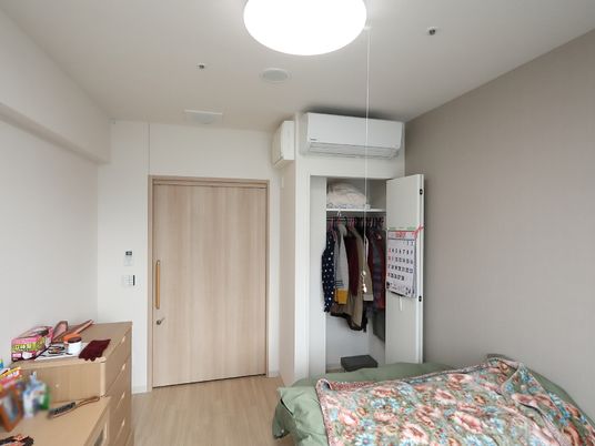家具を両サイドの壁に寄せて配置しているので、部屋の真ん中を通路として広く空けてある。入居者様が安全に生活できるように考慮されている。