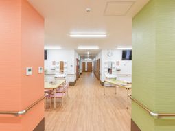 明るい食堂風廊下