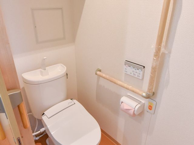 バリアフリー設計のトイレ トイレ 手すり付きで安全なトイレ。どなたでも快適にお使いいただけるデザインです。