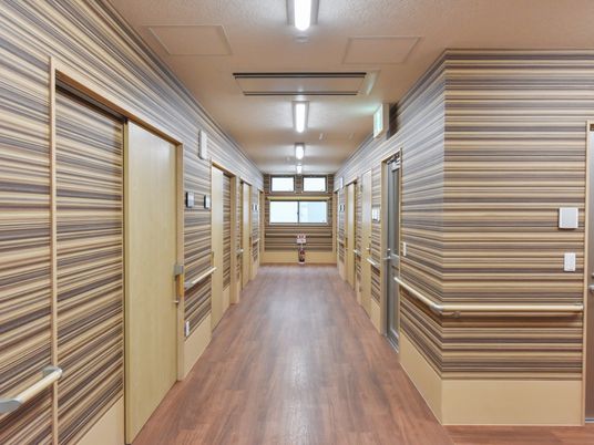 清潔な施設の廊下