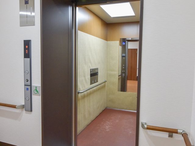 バリアフリーのエレベーター エレベーター 手すり付きで安全に配慮した動線を備えたエレベーターです。バリアフリー設計により、どなたでも安心してご使用いただけます。