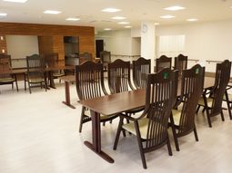食堂の並ぶテーブルと椅子