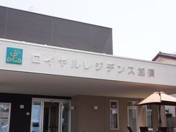 エントランスのロゴマーク付き