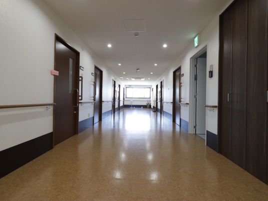 広々とした明るい廊下