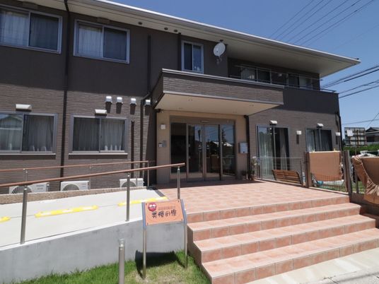 明るい日差しのエントランス