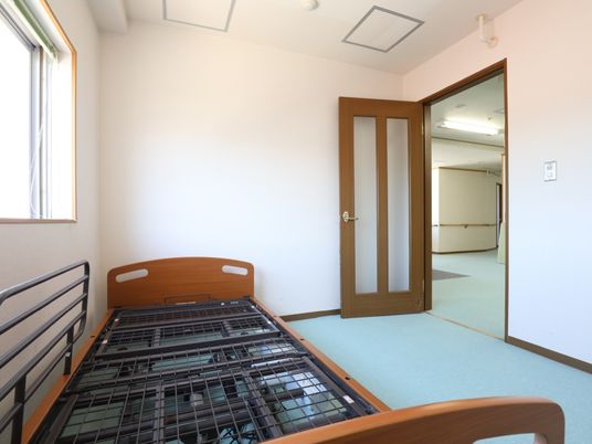 居室の明るいベッド周り