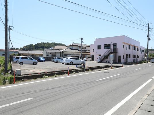 ピンクの外壁の建物