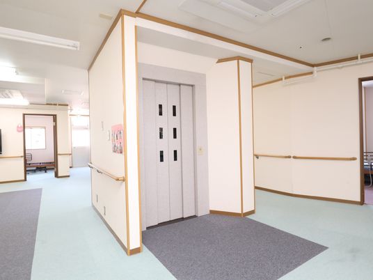 廊下に面したエレベーター扉