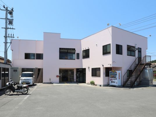 ピンクの壁の建物外観