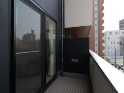 都会の景色が見えるバルコニー