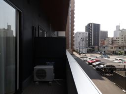 都市の景色が見える廊下