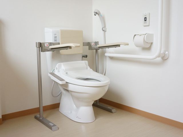 手すり付き清潔なトイレ トイレ 安心して利用できる手すり付きの広々としたトイレです。利便性と安全性を考慮した設計で、皆様の快適な日々を支えます。