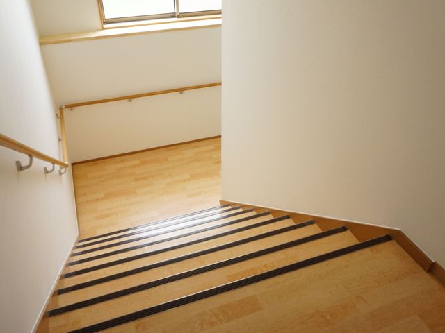明るい施設の階段 階段 明るく清潔感がある廊下の階段部分です。手すりが整備され、安全に移動をサポートします。