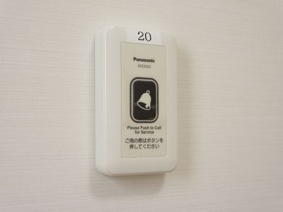 呼出しボタンが設置された壁面