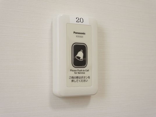 呼出しボタンが設置された壁面