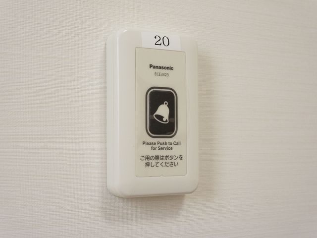 呼出しボタンが設置された壁面 ナースコール 利用者の安心を支える呼出しボタンが、各部屋に設けられております。ワンタッチでスタッフへ連絡が可能です。