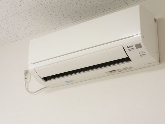 壁に取り付けられたエアコン エアコン 快適な温度が保たれる居室で、一年中心地よい環境でお過ごしいただけます。