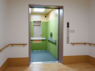 手すり付き廊下とエレベーター