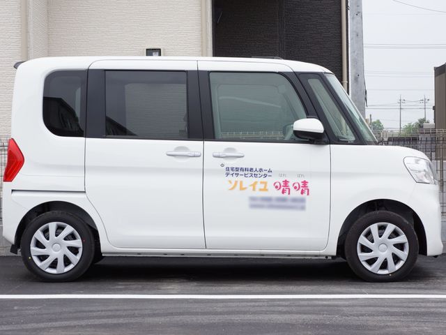 白い車両の側面ビュー 送迎車 清潔感のある白い車両は、スタッフの利用する移動手段です。利便性を考えた車両選定が、業務の円滑化に貢献しています。