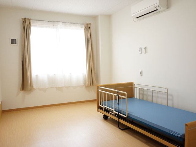 清潔な居室のエアコン 居室 広々とした居室は、清潔感のあるシンプルな造りとなっており、心地よい日差しが射し込む空間です。
