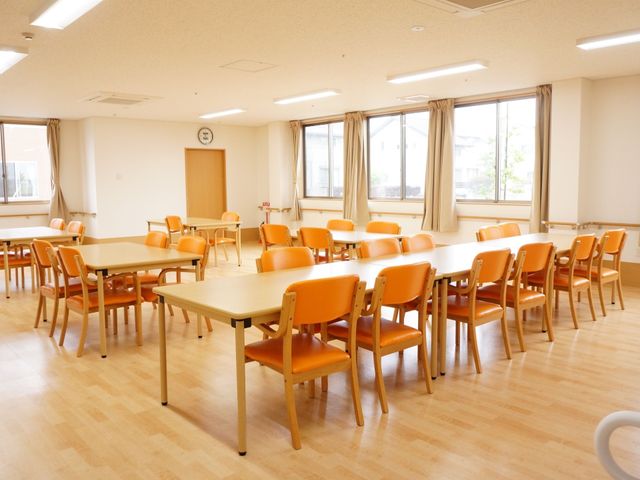 明るい食堂空間 食堂 広々とした清潔感のある食堂です。自然光がたっぷりと入り、居心地の良い空間での食事が楽しめます。