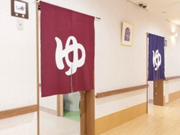 廊下ののれんと掲示物