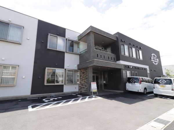 モダンな建物のエントランス