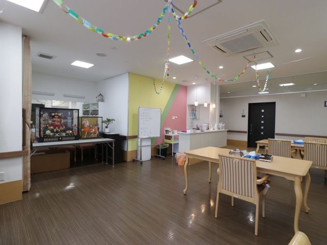 広々とした明るい食堂
