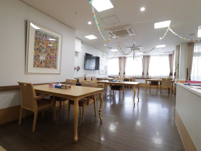 明るい食堂の空間