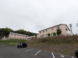 静かな丘の上の建物